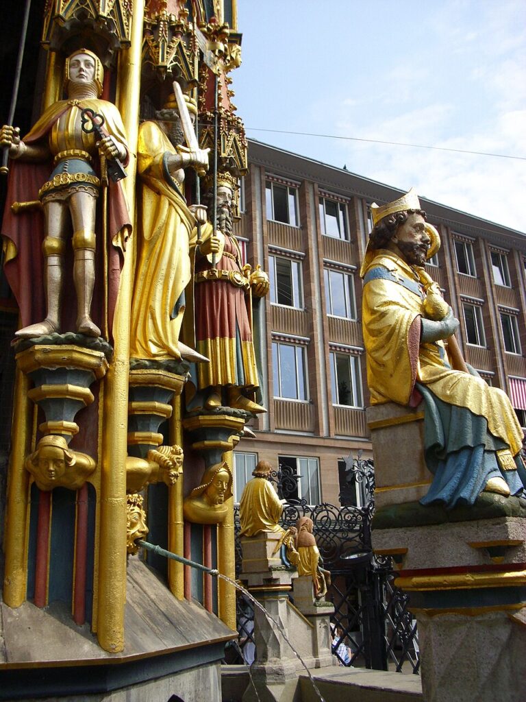 https://commons.wikimedia.org/wiki/File:Sch%C3%B6ner_Brunnen_N%C3%BCrnberg_Hauptmarkt_16.jpg